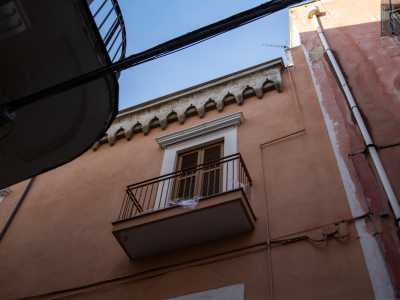 Proseguendo invece su strada san Marco, si pu� notare in alto sulla destra un�altra archeggiatura in pietra viva a coronamento del prospetto di una palazzina rossa